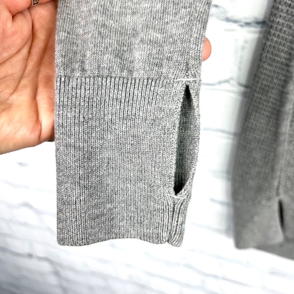 |•LULULEMON ATHLETICA•| Grey V-Neck Knit Sweater Thumbhole - Picture 3 of 9